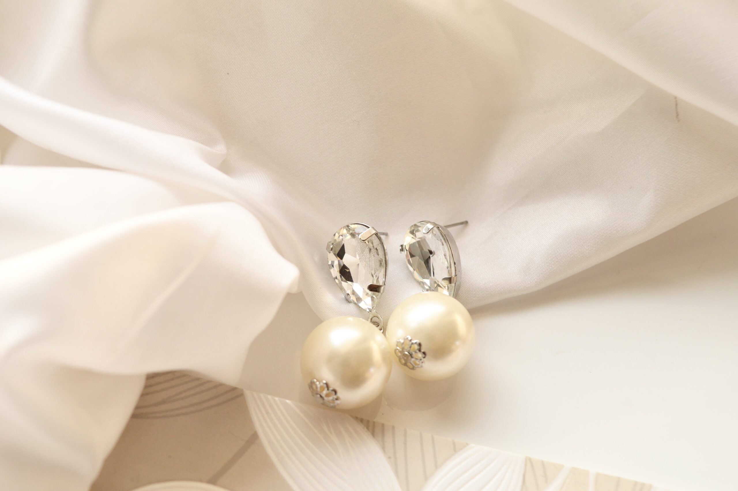 Classic pearl earrings - Image 2